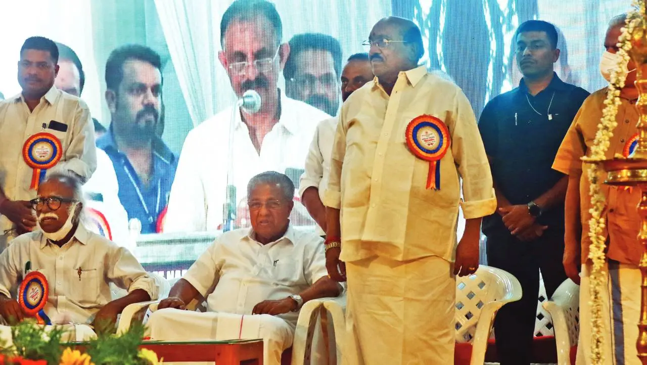 Chief Minister Pinarayi Vijayan and Kadannappally Ramachandran MLA  sitting during the recital of Guru Stuthi at Sree Narayana College in Kannur | Photo: Mathrubhumi