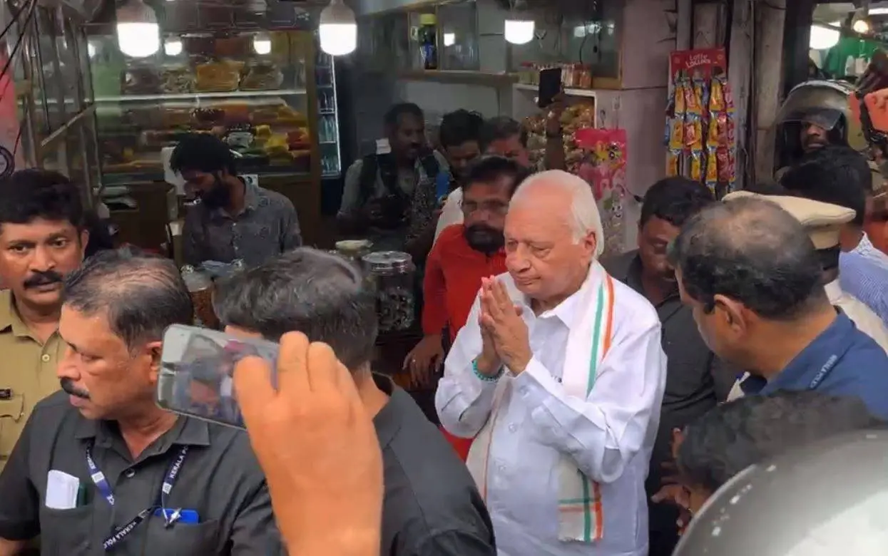 Arif Mohammed Khan in SM Street. | screengrab