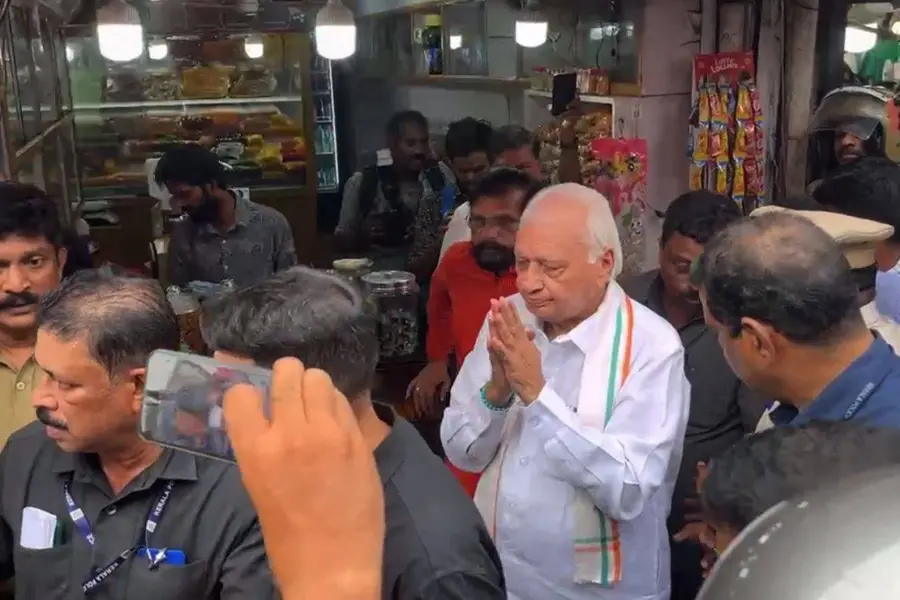 Amidst tussle Arif Mohammed Khan visits SM Street, interacts with people