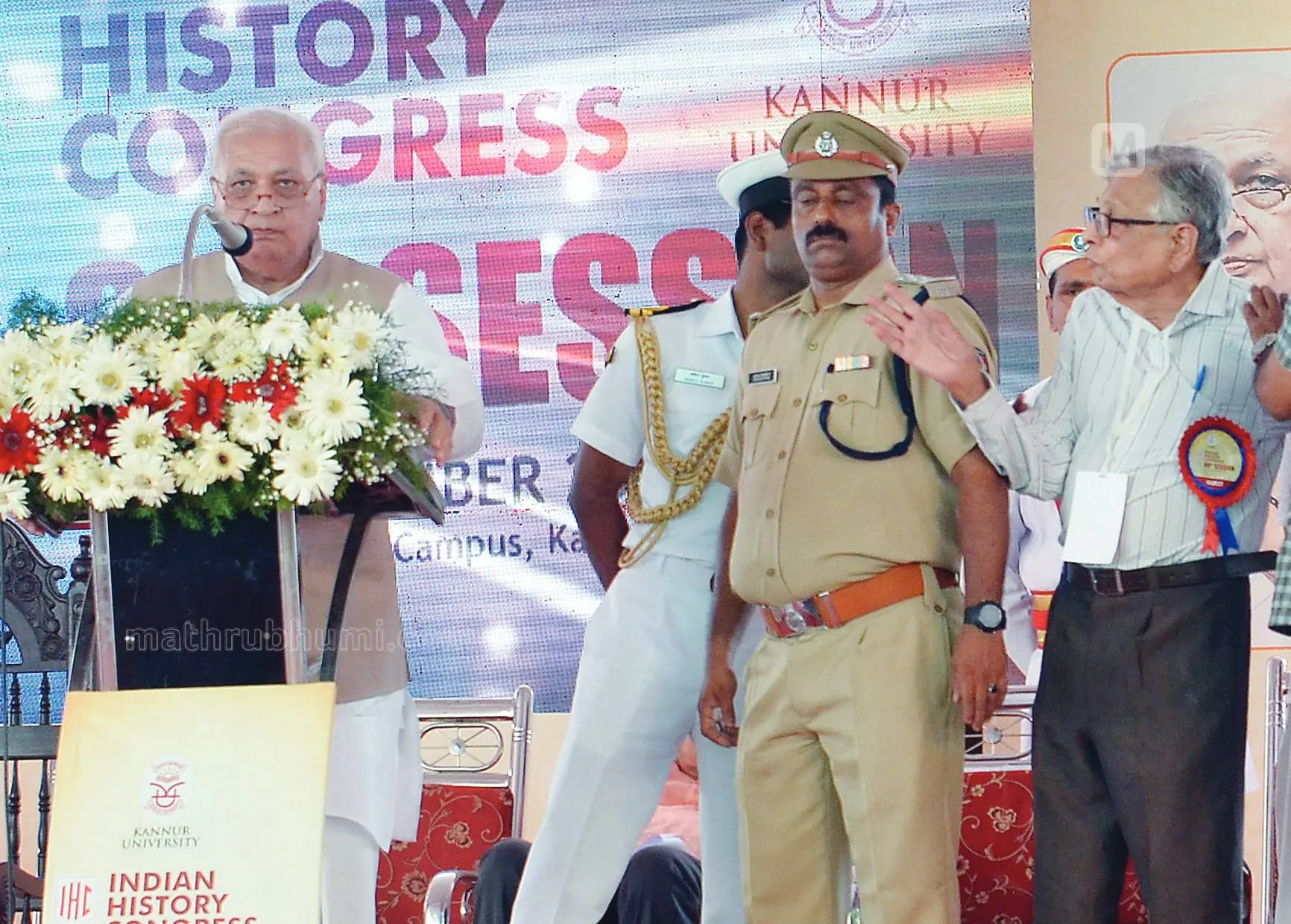 Historian Irfan Habib confronts Governor Arif Mohammad Khan at the Indian History Congress at Kannur University | Photo: Mathrubhumi/Sunil Kumar C