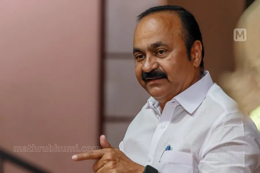'വടകരയില്‍ CPM സ്ഥാനാര്‍ഥി പൊട്ടിച്ച നുണബോംബ് ചീറ്റിപ്പോയി, ശരിക്കും സൈബറാക്രമണം നേരിട്ടത് ഞങ്ങള്‍'