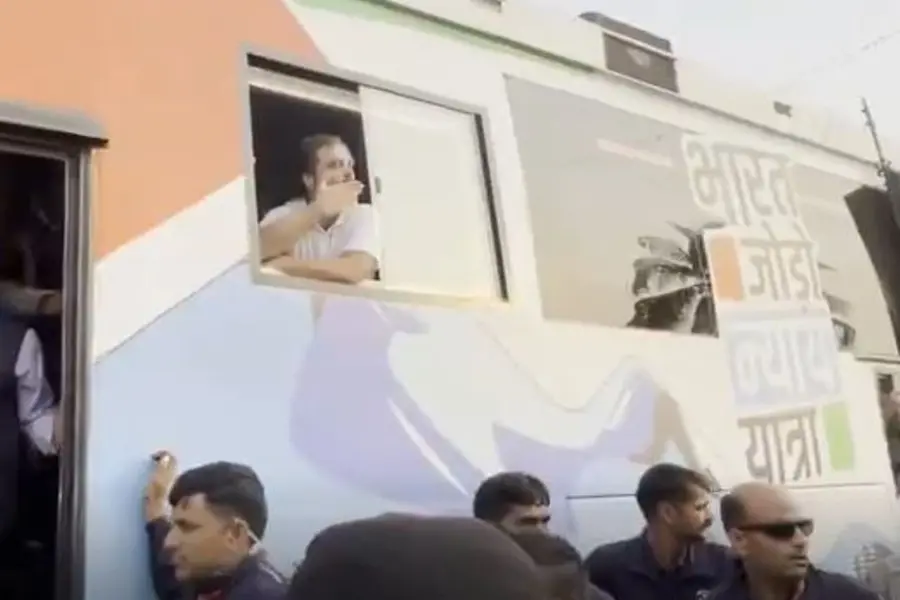 Rahul Gandhi gives flying kisses to crowd shouting 'Jai Shri Ram', 'Modi, Modi' | Video