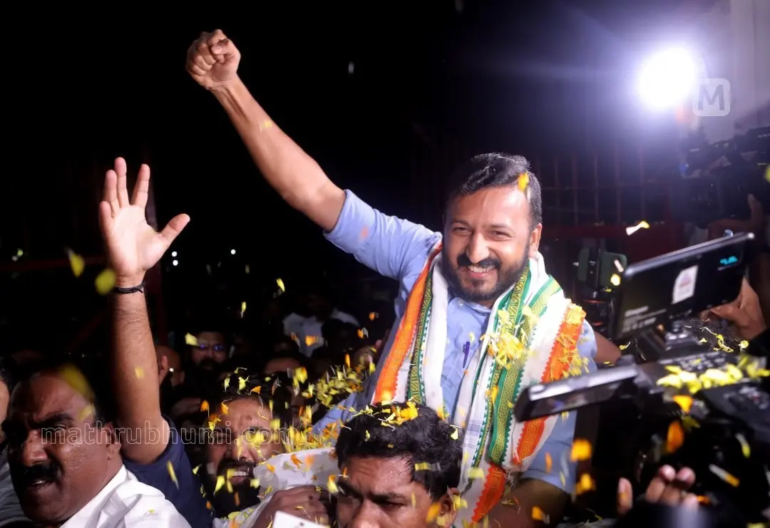 Rahul Mamkootathil being given a grand reception by the YC workers outside the Poojapura central jail. | Photo: MBI