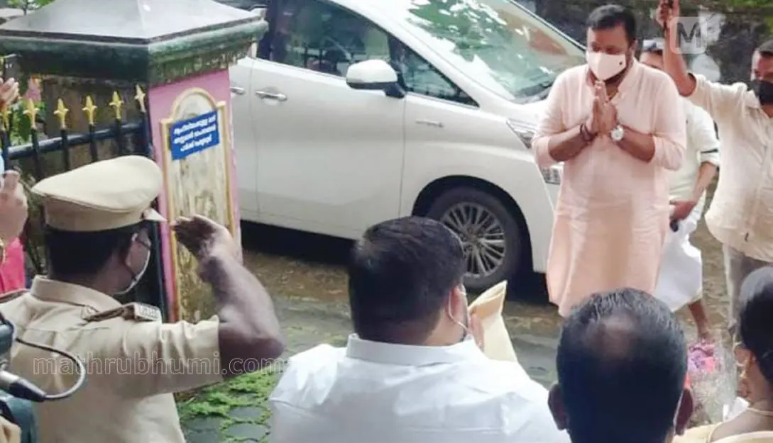 Suresh Gopi greeting back the police officer who saluted him
