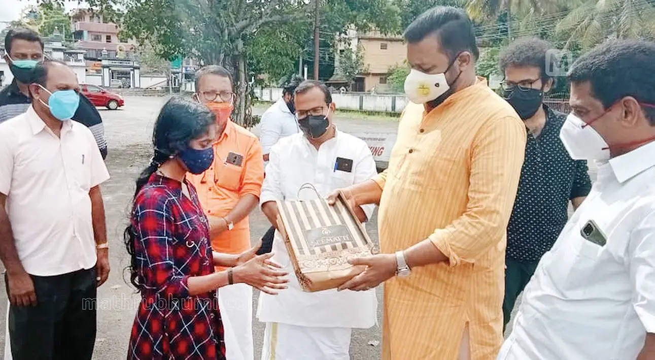 MP Suresh Gopi gifting the wedding sari and Rs. 1 lakh to Aswathy
