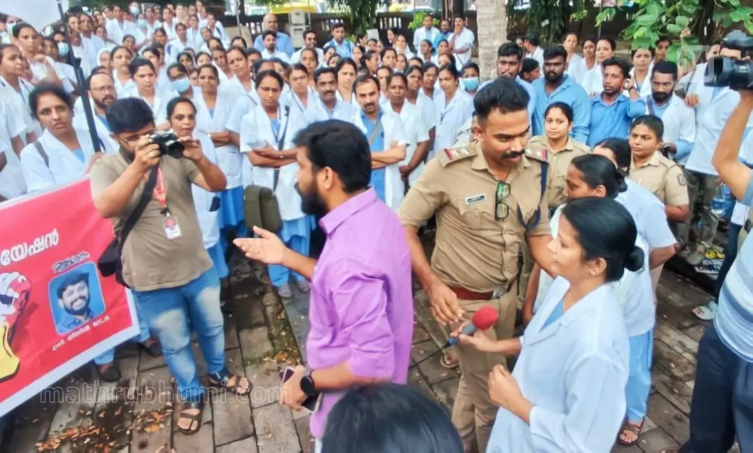 കണ്ണൂര് കളക്ടറേറ്റിലേക്കുള്ള കെ.ജി.എന്.എ പ്രവര്ത്തകരുടെ മാർച്ച് ഉദ്ഘാടനംചെയ്ത് എം. വിജിന് എം.എല്.എ. പ്രസംഗിക്കാനൊരുങ്ങുമ്പോള് എസ്.ഐ. ഷമീര് മൈക്ക് പിടിച്ചെടുക്കുന്നു | ഫോട്ടോ: സി. സുനില്കുമാര്