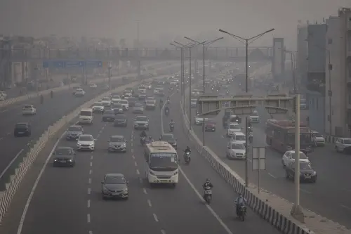 Motorcyclists drive wearing pollution masks amid smog in New Delhi, India, Tuesday, Nov. 7, 2023. Masks are back on the streets as residents of the capital city grapple with the annual surge in air pollution that has engulfed the region. Photo: AP