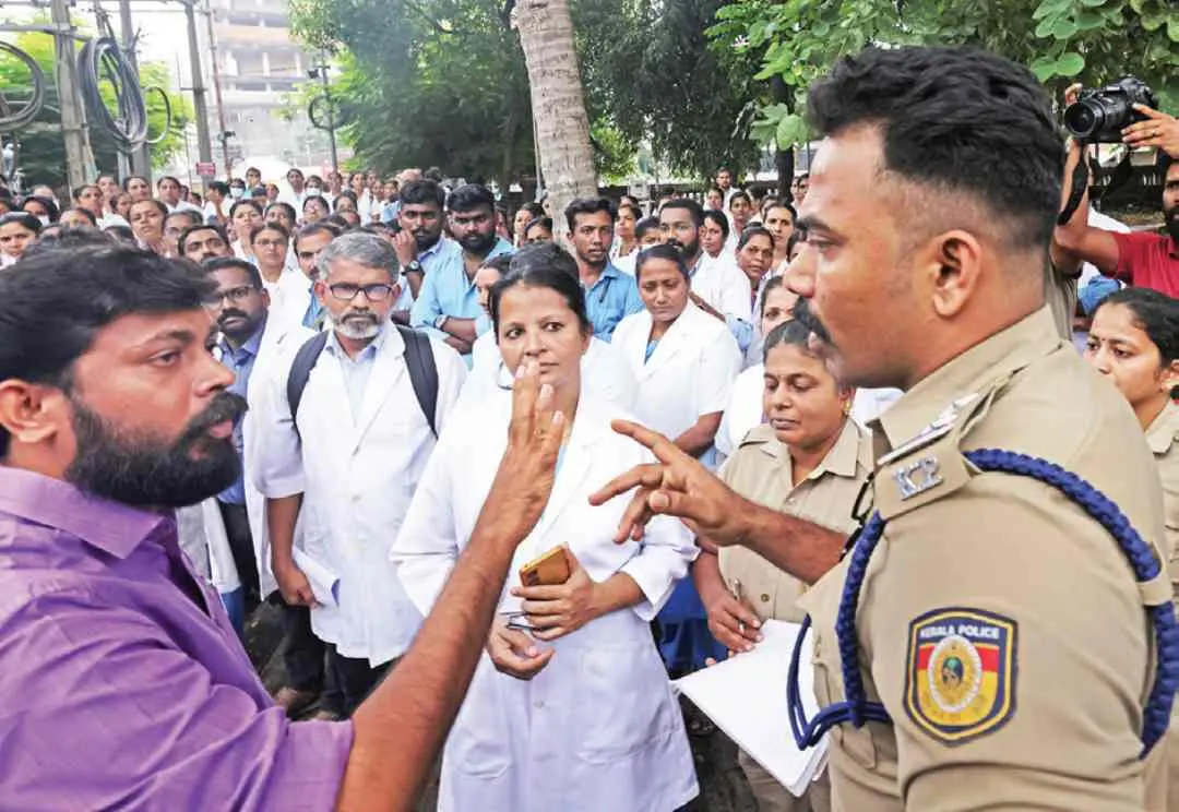 കണ്ണൂർ കളക്ടറേറ്റിലേക്ക് കേരള ഗവ. നഴ്സസ് അസോസിയേഷൻ നടത്തിയ സമരത്തിനിടെ എം. വിജിൻ എം.എൽ.എ.യും കണ്ണൂർ ടൗൺ എസ്.ഐ. പി.പി.ഷമീലും തമ്മിലുണ്ടായ വാഗ്വാദം
