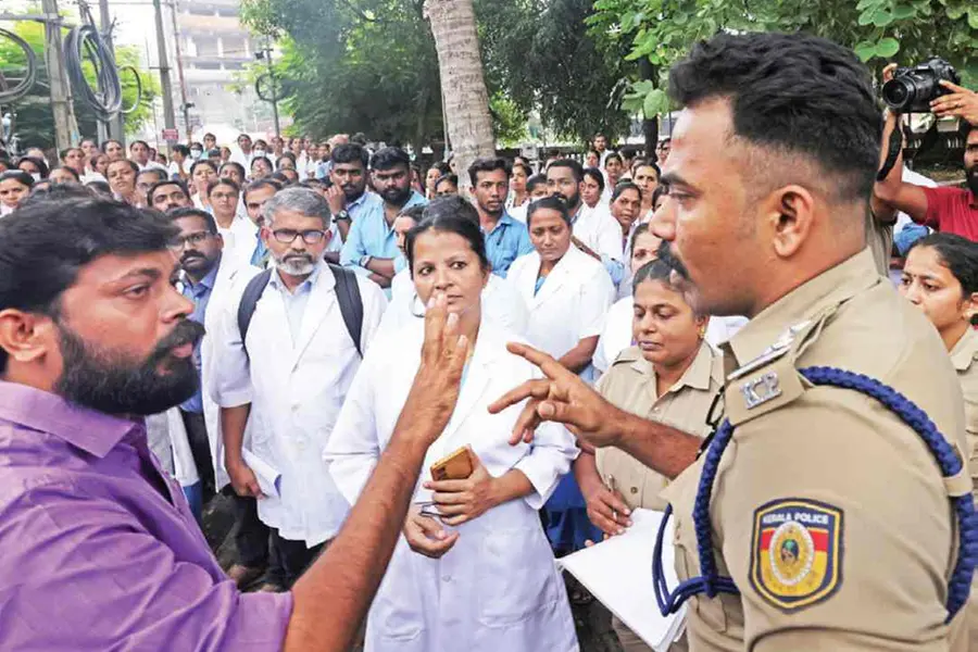 നഴ്സുമാരുടെ മാര്ച്ചില് നടപടി; MLAക്കെതിരെ കേസില്ല, കണ്ടാലറിയുന്ന നൂറോളം പേര്ക്കെതിരെ കേസെടുത്തു