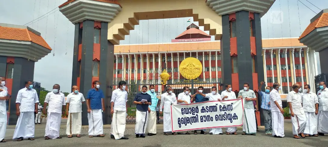 നിയമസഭയ്ക്ക് പുറത്ത് പ്രതിഷേധിക്കുന്ന പ്രതിപക്ഷം | Photo: Sreekesh | Mathrubhumi