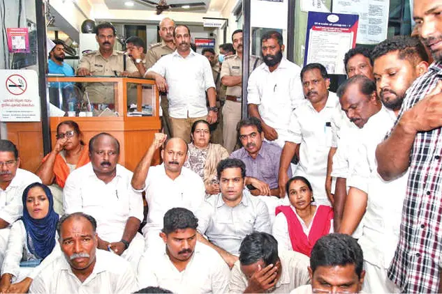 Protest against CM: EKM police station witnesses wee-hour drama, Youth Congress workers get bail