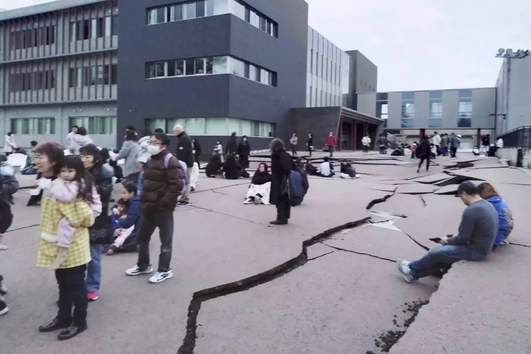 Cracks are seen on the ground in Wajima, Ishikawa prefecture, Japan Monday, Jan. 1, 2024, following an earthquake | Photo: AP
