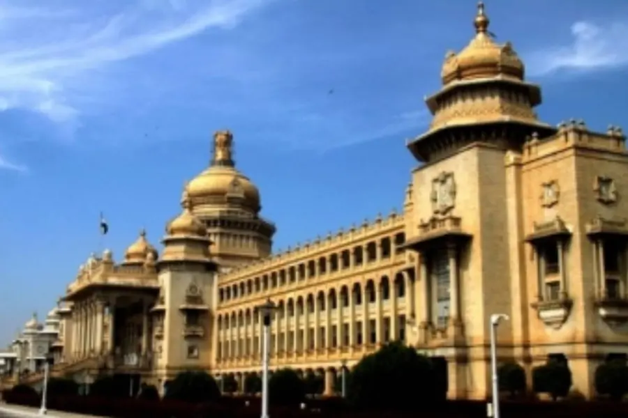 K'taka polls: Congress, BJP begin backroom operations for forming government