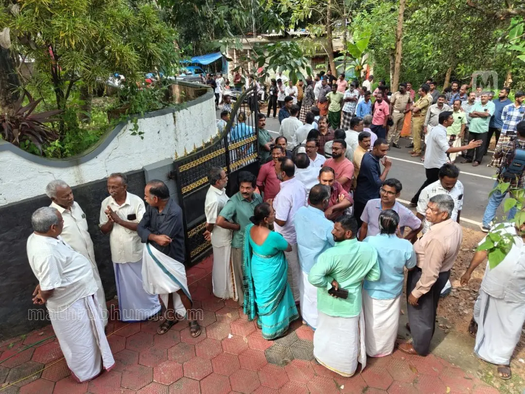 People who had gathered at the house who was abducted by unidentified men on Monday evening | Mathrubhumi