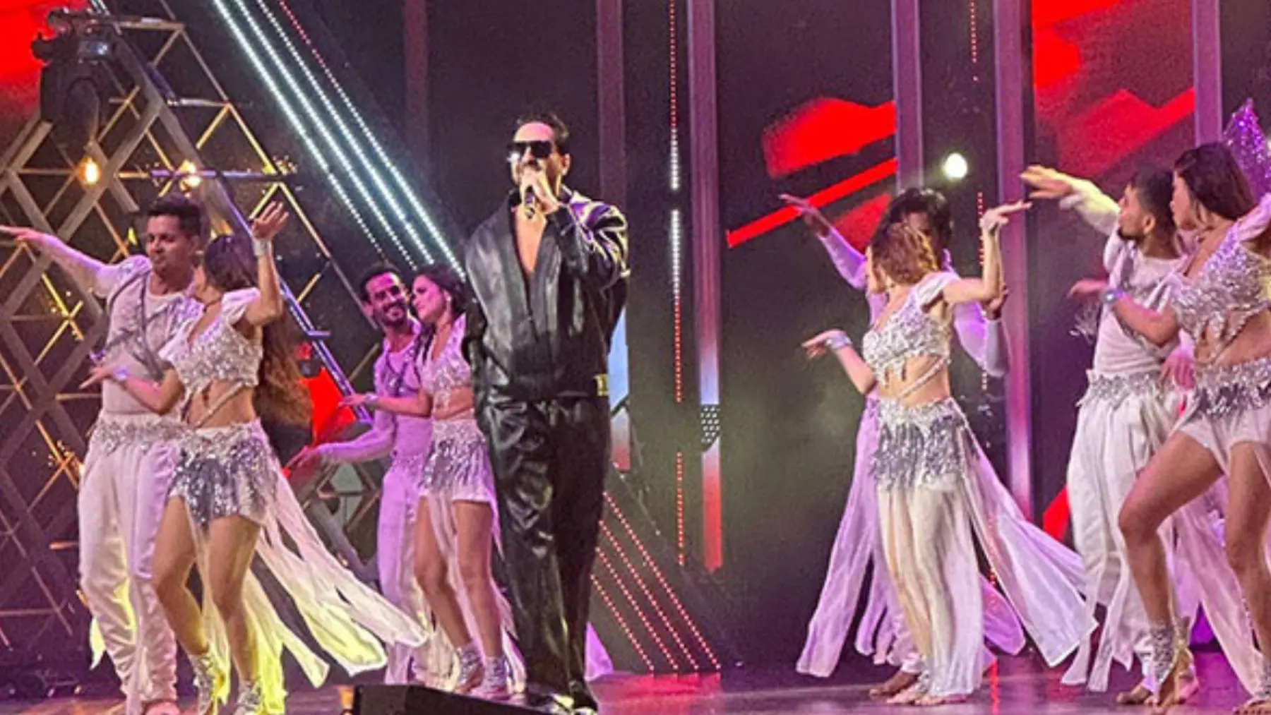 Actor Ayushmann Khurrana mesmerised Goans with his musical performance at the closing ceremony of International Film Festival of India (IFFI) in Goa on Tuesday night. Photo: ANI