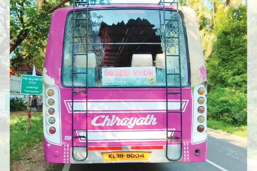 Angry old lady hurls stone at private bus in Thrissur