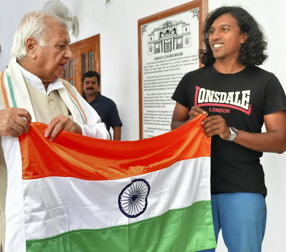Kerala Governor Arif Mohammed Khan with mountaineer Shaikh Hassan Khan | PTI