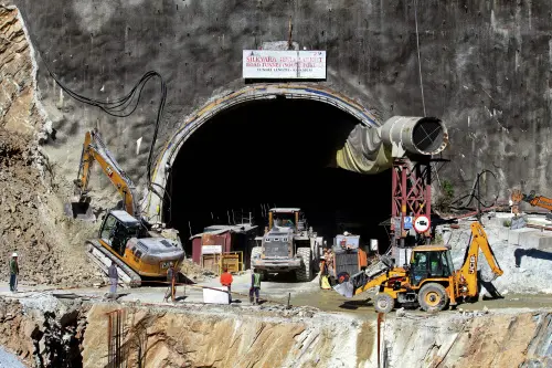 രക്ഷാപ്രവര്ത്തനങ്ങള് പുരോഗമിക്കുന്നു | Photo: AFP