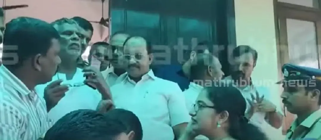 Minister Ahamed Devarkovil faces opposition from section of fishermen | Photo: Mathrubhumi News