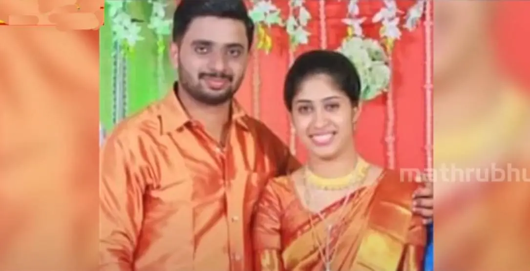 അമൽ റെജിയും മീരയും