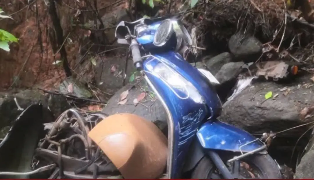 അപകടത്തിൽപെട്ട സ്കൂട്ടർ | Photo: Screengrab/ Mathrubhumi News