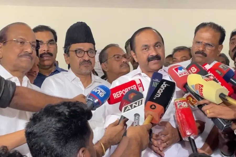 വി.ഡി സതീശന് പാണക്കാട്ട്; സൗഹൃദസന്ദര്ശനം, ആഭ്യന്തര പ്രശ്നങ്ങള് ചര്ച്ചയായില്ലെന്ന് നേതാക്കള്