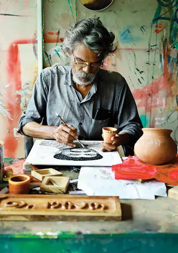 Unni Varnashala preparing Sajan's portrait.