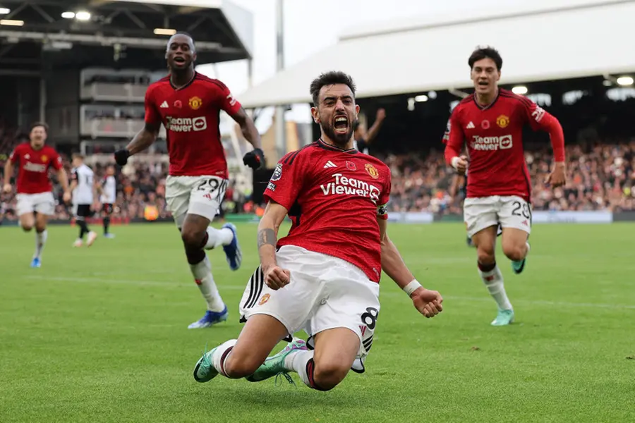 Fernandes' late goal earns Man United a 1-0 win at Fulham to ease pressure on Ten Hag