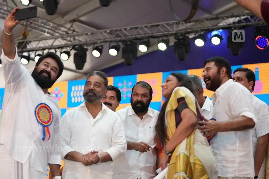 Mohanlal slants his shoulder again, this time for a stellar selfie at Keraleeyam event; photo viral