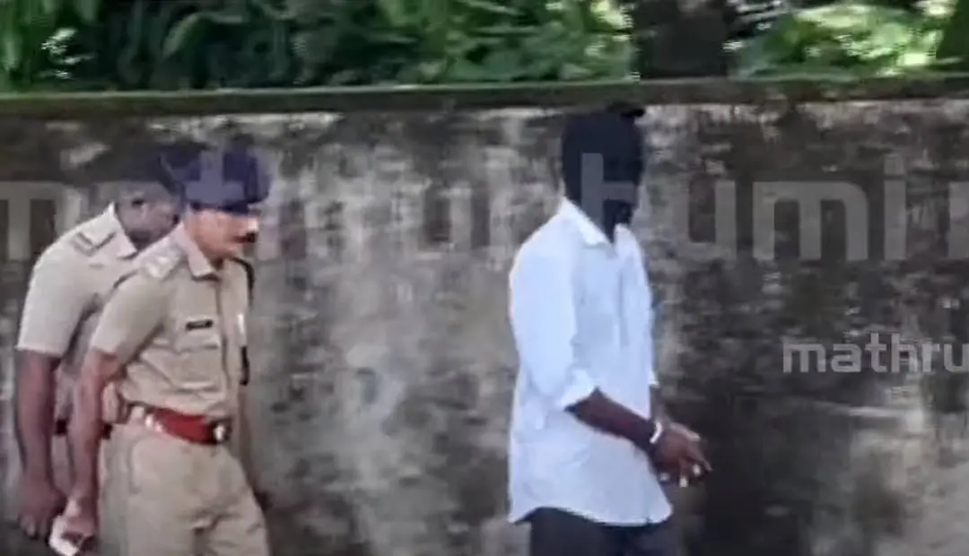 പ്രതിയെ തെളിവെടുപ്പിനായി അത്താണിയിലെ വീട്ടിലെത്തിച്ചപ്പോള്‍