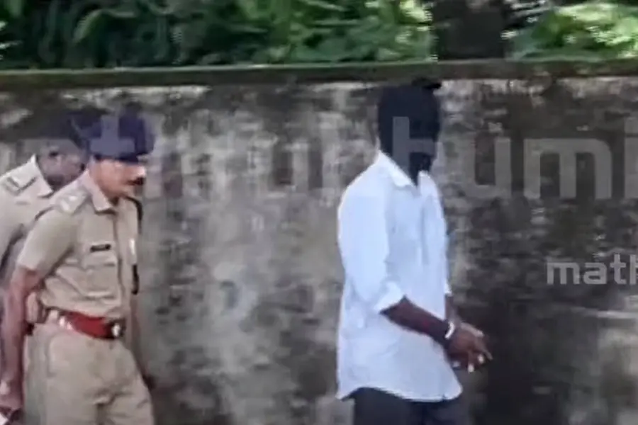 മുഖം മറച്ച്, കൈകളിൽ വിലങ്ങണിഞ്ഞ് മാർട്ടിൻ; തെളിവെടുപ്പിനായി അത്താണിയിലെ വീട്ടിലെത്തിച്ചു