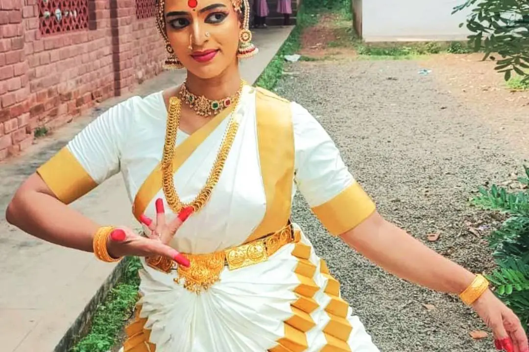 8-month pregnant Kollam artiste performs Mohiniyattam, leaves spectators stunned