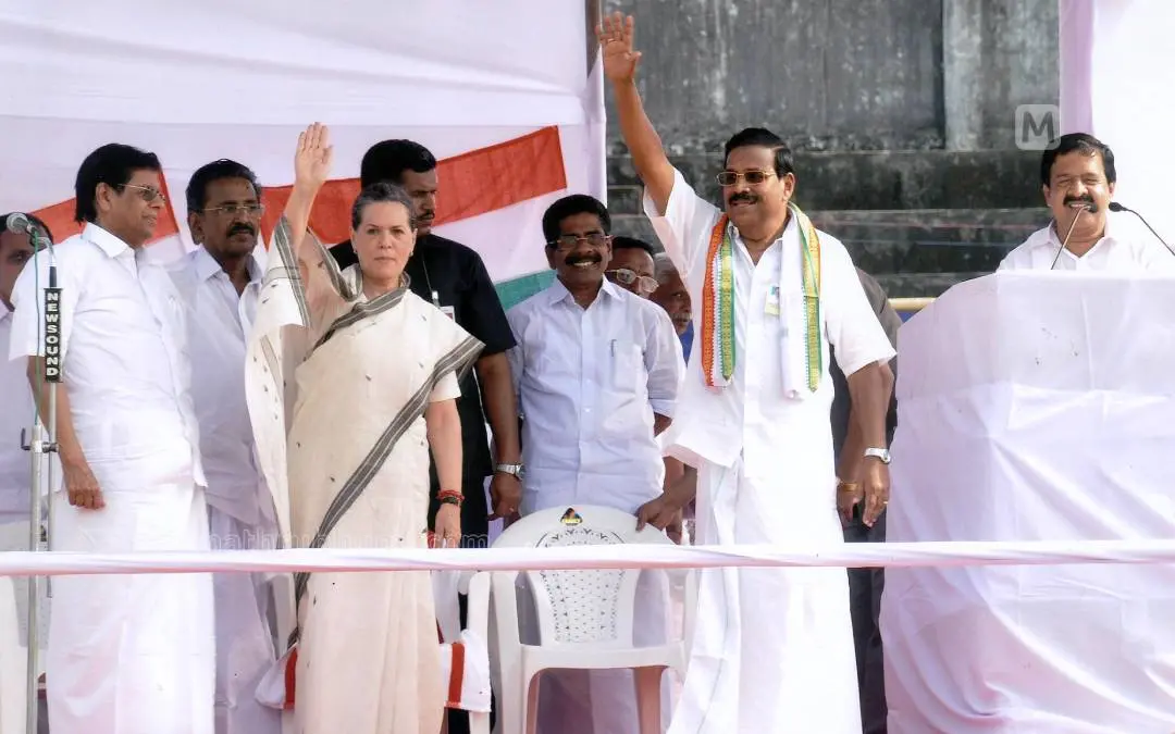 PV Gangadharan with Congress leaders Sonia Gandhi, Ramesh Chennithala, Mullappalli Ramachandran, MI Shanavas and IUML leader E Ahammed during election campaign at Kozhikode | Photo: Mathrubhumi