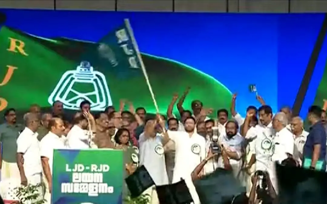 Tejashwi Yadav handing over flag to MV Shreyams Kumar | Screengrab: Mathrubhumi News