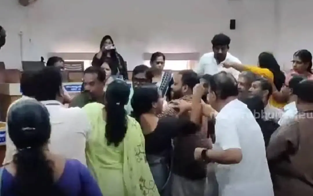 ഒറ്റപ്പാലം നഗരസഭ കൗണ്സിലിലുണ്ടായ സംഘർഷത്തിൽ നിന്ന് | ഫോട്ടോ: Screengrab/ Mathrubhumi News