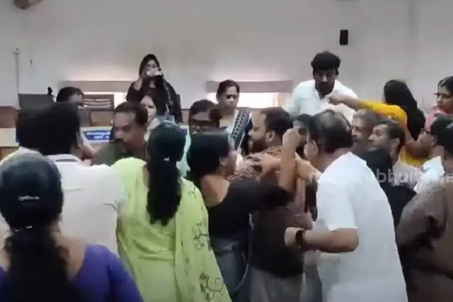 ഒറ്റപ്പാലം നഗരസഭാ കൗൺസിലില്‍ വാക്കേറ്റം; അംഗങ്ങൾ തമ്മില്‍ കൈയാങ്കളി, യോഗം പിരിച്ചുവിട്ടു