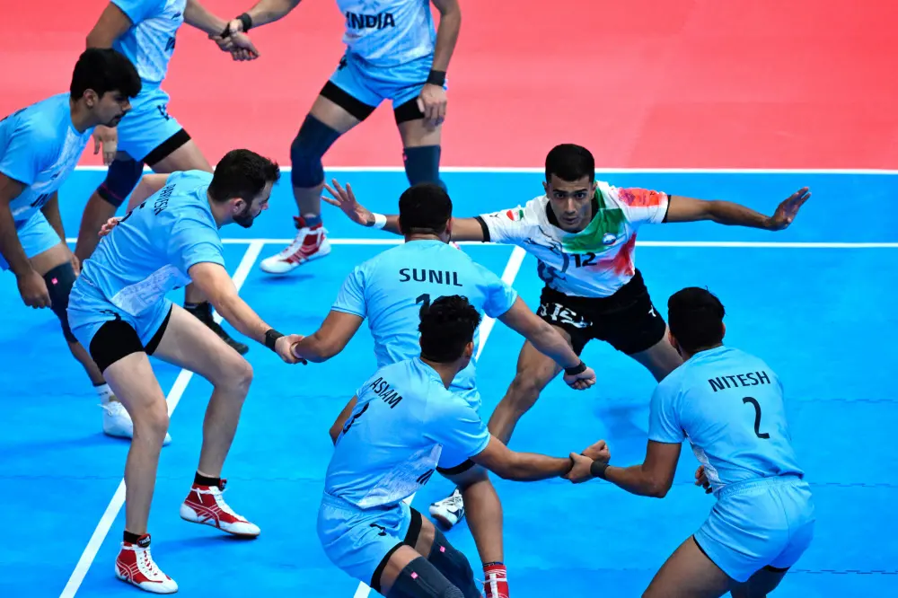Amirmohammad Zafar Danesh (2nd R, in white) competes in the men's kabaddi gold medal match between India and Iran | AFP