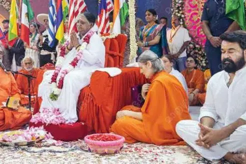 Mohanlal pays visit to Mata Amritanandamayi, seeks blessings on her birthday | Video