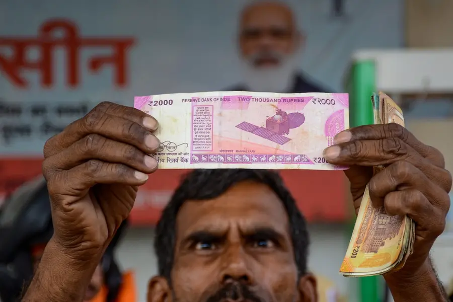 People flock to petrol pumps, liquor outlets to exchange Rs 2000 notes
