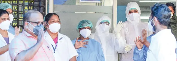 Patients bidding bye to hospital staff in Kozhikode following recovery | Photo: Mathrubhumi