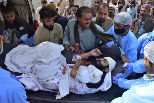 Paramedics and volunteers carry an injured victim of a bomb explosion upon arrival at a hospital, in Quetta, Pakistan, Friday, Sept. 29, 2023 | Photo: AP/PTI