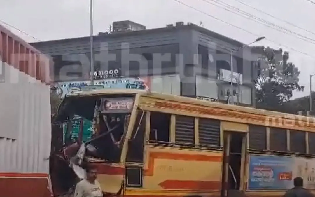 അപകടത്തിൽപ്പെട്ട ബസും ലോറിയും | Photo: Screengrab/ Mathrubhumi News