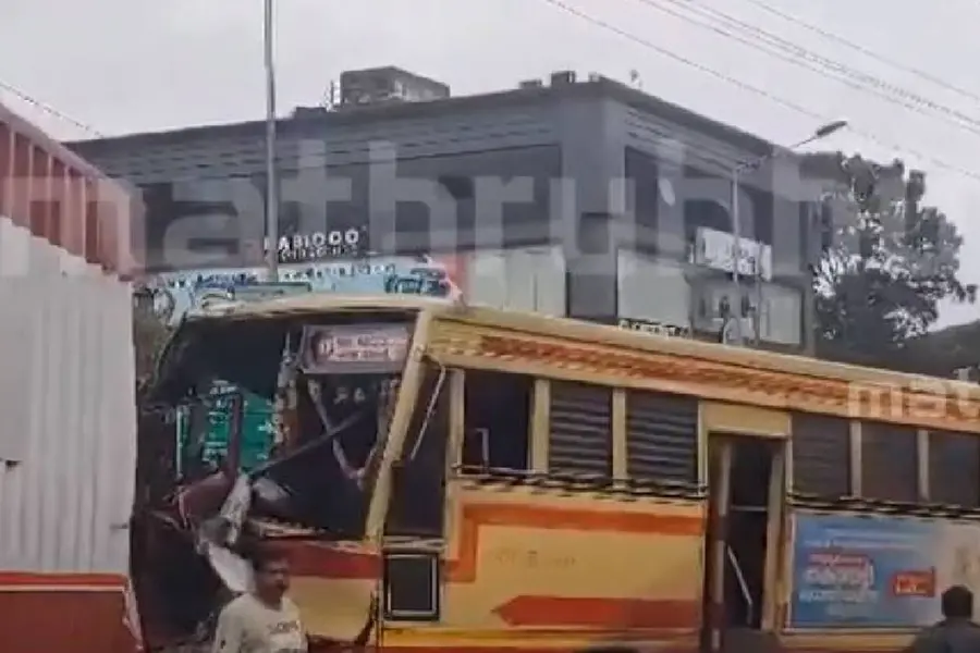 വയനാട്ടില് കെഎസ്ആര്ടിസി ബസും ലോറിയും കൂട്ടിയിടിച്ചു; 10 പേര്ക്ക് പരിക്ക്