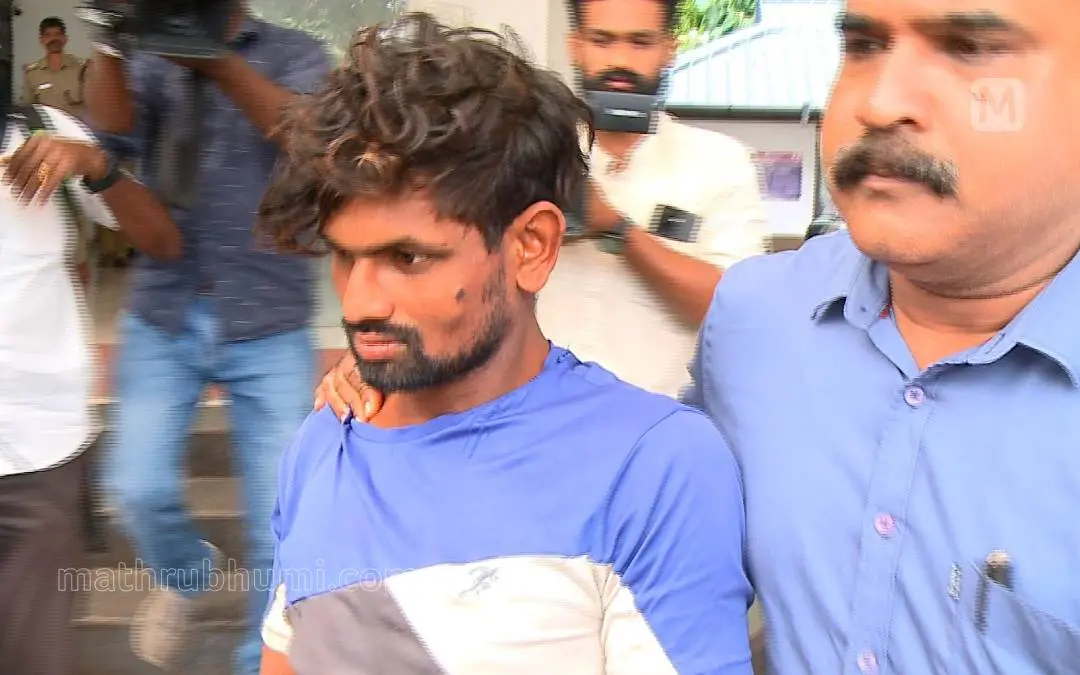 പ്രതിയെ കോടതിയിലേക്ക് കൊണ്ടുപോകുന്നു