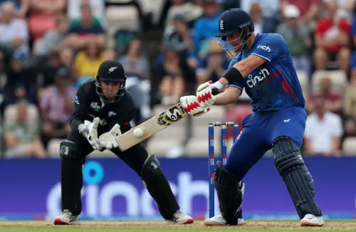 England's Liam Livingstone (R) plays a shot as New Zealand's Tom Latham (L) keeps wicket during the second One Day International cricket match between England and New Zealand at The Ageas Bowl in Southampton on the south coast of England on September 10, 2023. (Photo by Adrian DENNIS / AFP)