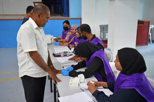 Voters cast their ballot during Maldives' presidential election in Male on September 9, 2023. Polling began September 9 in the Maldives' presidential vote, officials said, with incumbent Ibrahim Mohamed Solih facing a tough re-election bid. About a quarter of the 574 polling booths are in the capital Male, with others on the chain of tiny coral islets scattered in a long line across the Indian Ocean, stretching for some 800 kilometres (500 miles) | Photo: AFP