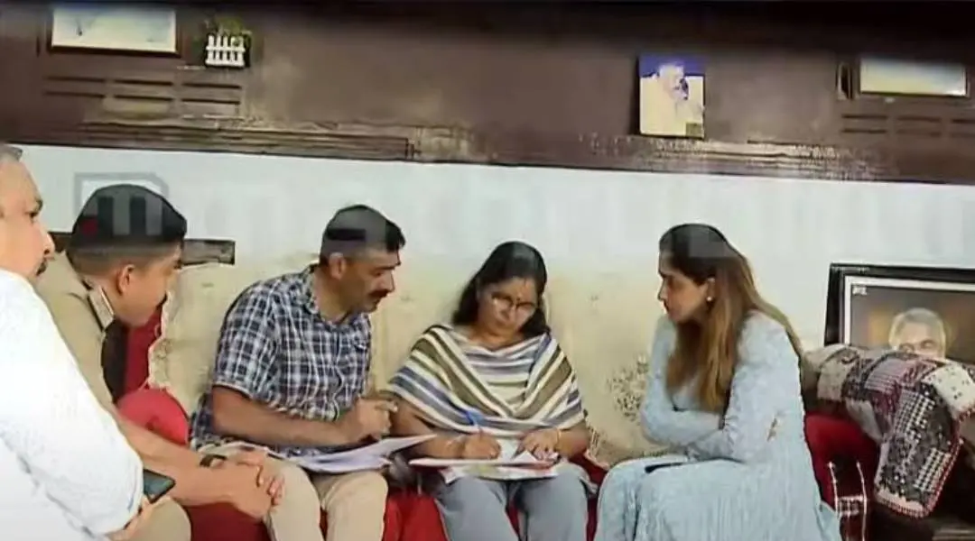 Officials recording Achu Oommen's statement | Screengrab of Mathrubhumi news