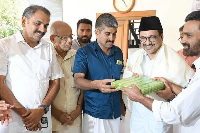 Temple representatives gift Onakodi to Sadiq Ali Thangal
