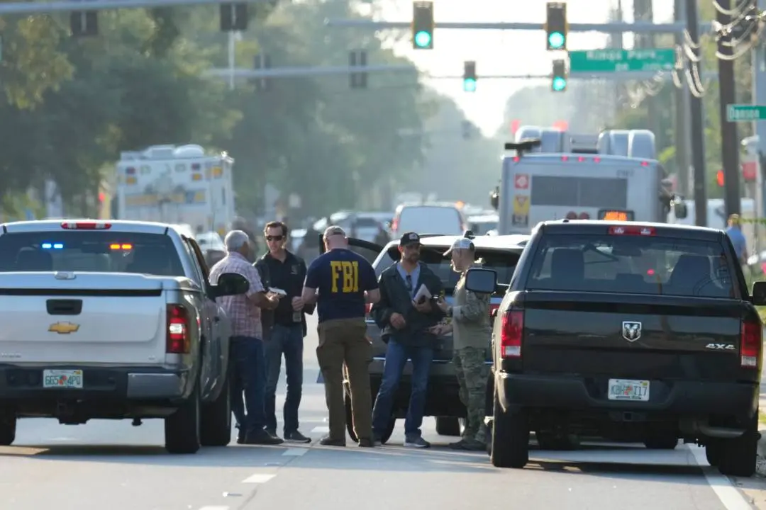 Law enforcement officials investigate the scene of a mass shooting at a Dollar General store, Saturday, Aug. 26, 2023, in Jacksonville | Photo: AP