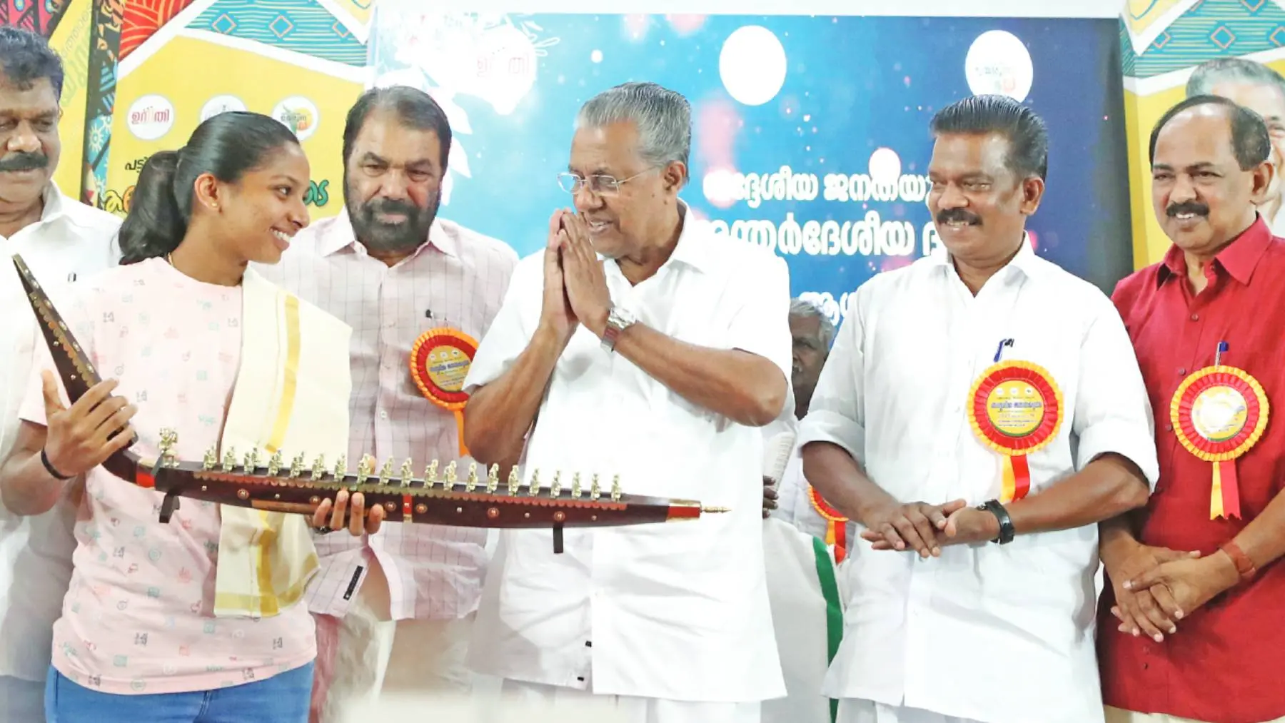 Kerala CM Pinarayi Vijayan presenting replica of 'Chundan Vallam' to Indian cricketer Minnu Mani.